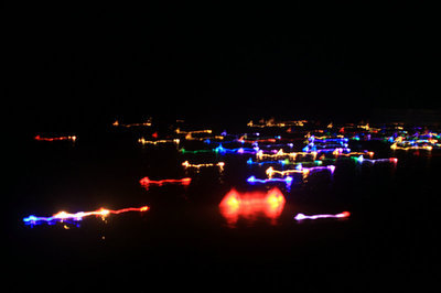 紫蒙湖上的河燈和人-赤峰信息港